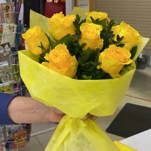 Букет 9 желтых роз в упаковке R668