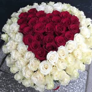Корзина 101 роза с красным сердцем R1962