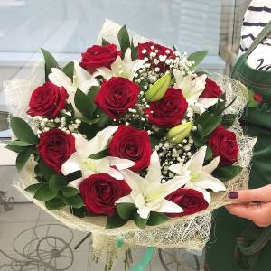 Сборный букет лилии с красными розами и гипсофилой R1515