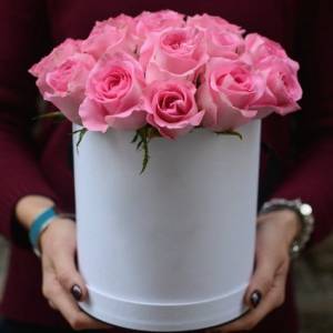 15 розовых роз в коробке R832