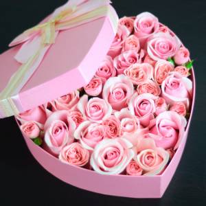 Коробка сердце с розовыми розами R834
